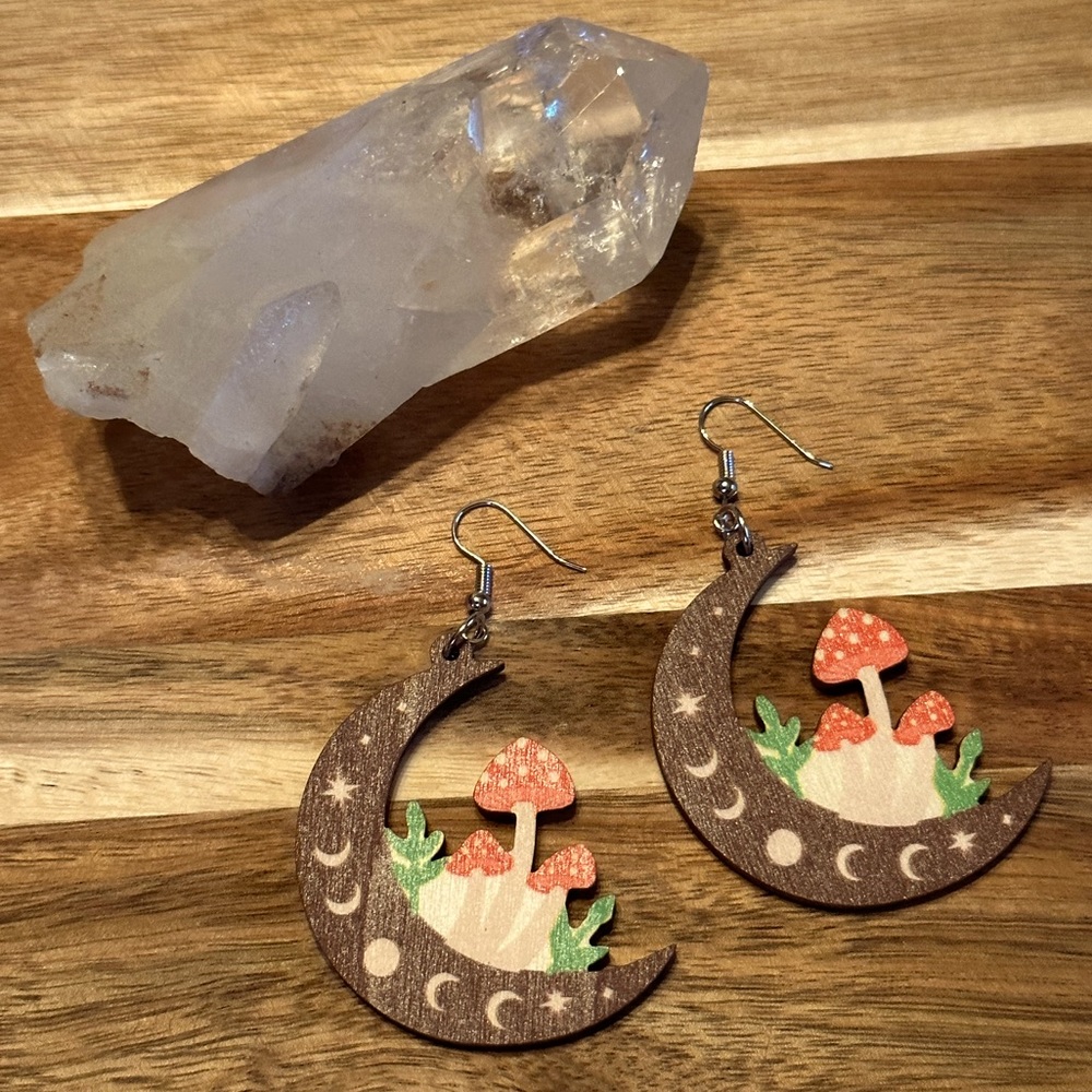 NWT Wooden laser cut mushroom 🍄 & moon cycle earrings